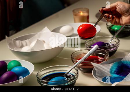 Ostereier Färben. Zubereitung und Sterben von Ostereiern Stockfoto