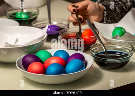 Ostereier Färben. Zubereitung und Sterben von Ostereiern Stockfoto