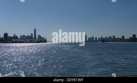 Ein weiter Blick über den Hudson River mit Blick auf die Skyline von Lower Manhattan auf der linken Seite, einschließlich One World Trade Center. Stockfoto