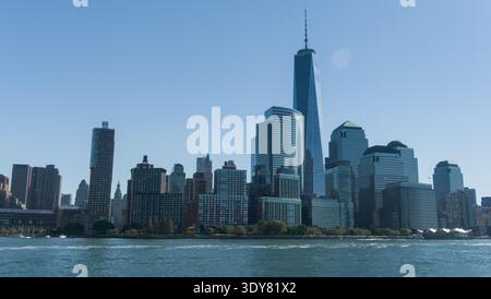 Ein freier Blick auf die Skyline von Lower Manhattan, von der anderen Seite des Hudson River aus, mit dem One World Trade Center, das sich deutlich über der Umgebung erhebt Stockfoto