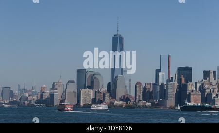 Ein Panoramablick auf die Skyline von Lower Manhattan mit dem One World Trade Center, das sich deutlich über den umliegenden Wolkenkratzern erhebt. Stockfoto