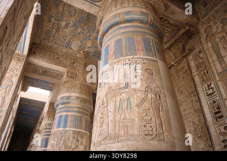 Antike ägyptische Tempelsäulen mit Hieroglyphenreliefs Stockfoto