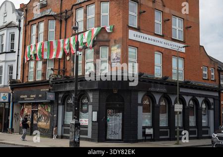Iranische Gemeinde in Finchley, Nord-London. Das Bild zeigt iranische Flaggen, die an lokalen Gebäuden hängen. Stockfoto