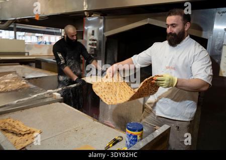 Iranische Gemeinde in Finchley, Nord-London. Esmaeil Zibanaeh macht persisches Brot im örtlichen Lebensmittelgeschäft. Stockfoto