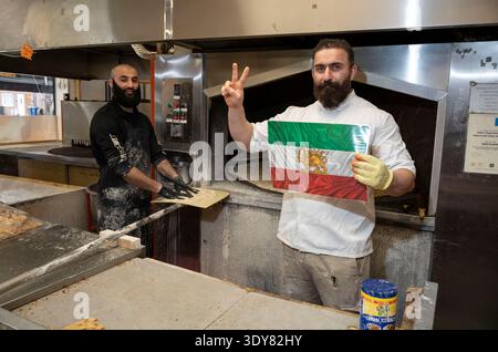 Iranische Gemeinde in Finchley, Nord-London. Esmaeil Zibanaeh macht persisches Brot im örtlichen Lebensmittelgeschäft. Stockfoto