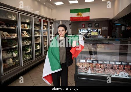 Iranische Gemeinde in Finchley, Nord-London. Das Bild zeigt Sima Darafshem in ihrem Metzgerladen. Stockfoto