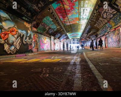 Die Betonwände der Leake Street Arches in Waterloo, London, wurden im März 2026 mit einer lebendigen Ausstellung von Graffiti und städtischen Wandgemälden bedeckt. Dieser 300 Meter lange unterirdische Durchgang unter der Waterloo Station ist nach dem Cans Festival 2008 weltweit als „Banksy Tunnel“ bekannt und ist der größte legale Straßenkunstplatz der Stadt. Stockfoto