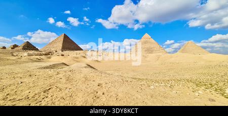 Große Pyramiden von Gizeh in Ägypten. Panoramablick auf die antike Nekropole von Gizeh mit den Pyramiden von Khufu, Khafre und Menkaure Stockfoto