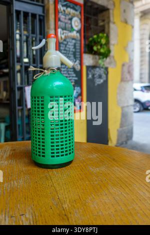 Barcelona, Spanien - 18. April 2022. Tisch in einem typisch spanischen Restaurant, zubereitet für Aperitif, Wermut mit einer Flasche Limonade. Stockfoto