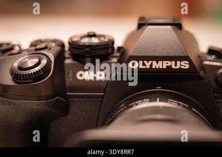 Nahaufnahme einer spiegellosen Olympus OM D Kamera mit dem Olympus Logo und Bedienelementen mit geringer Schärfentiefe Stockfoto