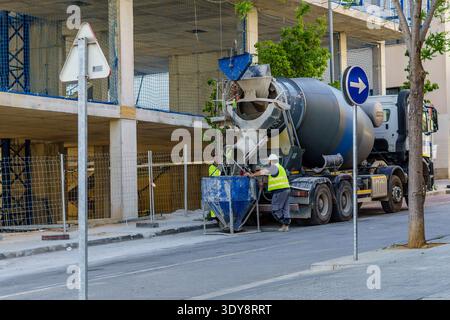 Barcelona, Spanien - 11. Mai 2022. Zwei Bauarbeiter mit einem Betonmischer, der Zement und Beton enthält. Stockfoto