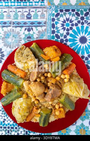 Traditioneller marokkanischer Couscous mit Fleisch und Gemüse, Kohl, Karotten, Zucchini Stockfoto