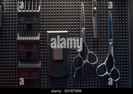 Draufsicht auf professionelle Haarschneideschere, tragbaren elektrischen Haarschneider und Kämme Stockfoto