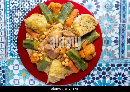 Traditioneller marokkanischer Couscous mit Fleisch und Gemüse, Kohl, Karotten, Zucchini Stockfoto