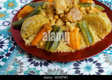 Traditioneller marokkanischer Couscous mit Fleisch und Gemüse, Kohl, Karotten, Zucchini Stockfoto