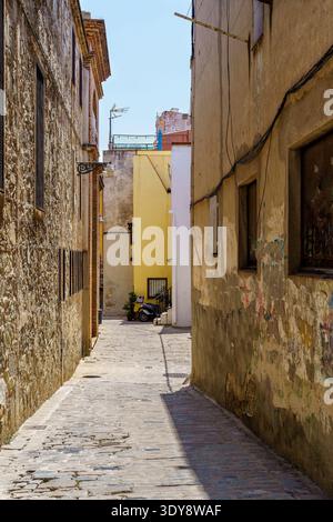 Badalona, Spanien - 18. Juni 2020. Blick auf die alte Straße in Dalt la Vila, Gebäude mit farbiger Fassade, historisches Zentrum von Badalona, Provinz Barcelona, Stockfoto