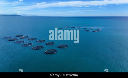 Luftaufnahme von Offshore-Fischzuchtkäfigen im Mittelmeer Spanien Stockfoto