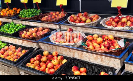 Frisches Obst der Saison in Körben am Marktstand. Hochwertige Fotos Stockfoto