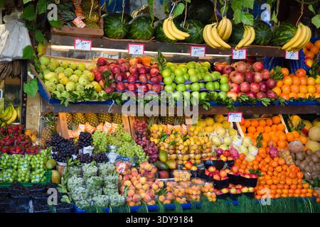Farbenfrohe Ausstellung von frischem Obst auf Istanbuls Markt. Stockfoto