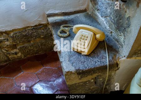 Festnetztelefon der 80er Jahre in Spanien mit Tastenwahl. Veraltete Technologie Stockfoto