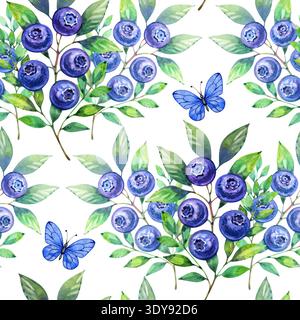Nahtloses Aquarellmuster mit üppigen Heidelbeerzweigen und kleinen blauen Schmetterlingen. Sanfter künstlerischer Stil mit Reifen Beeren und zarten grünen Blättern Stockfoto