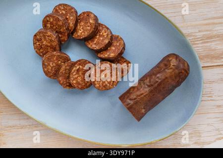 Morcilla de Burgos ist eine Wurst aus Reis, Schweineblut, Zwiebeln, Schmalz, Salz, Pfeffer, Paprika und Oregano. Typisch für spanische Gastronomie Stockfoto