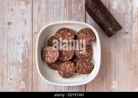 Morcilla de Burgos ist eine Wurst aus Reis, Schweineblut, Zwiebeln, Schmalz, Salz, Pfeffer, Paprika und Oregano. Typisch für spanische Gastronomie Stockfoto