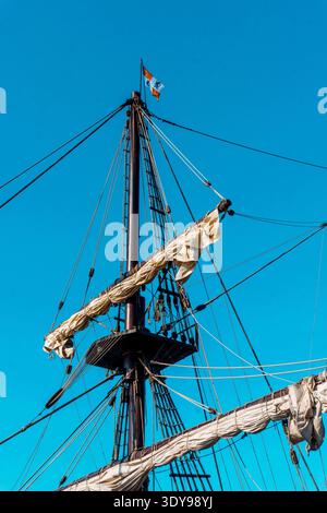 Badalona, Spanien, 13. November 2022. Galeón Andalucía, Nachbildung einer spanischen 6-stöckigen Galeone aus dem 17. Jahrhundert, erbaut von Ignacio Fernández Vial. Stockfoto