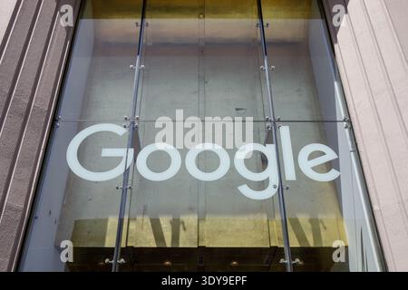 Google Signage auf der Außenseite des New York City Bürogebäudes des Unternehmens, Manhattan, USA Stockfoto
