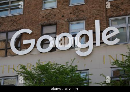 Google Signage auf der Außenseite des New York City Bürogebäudes des Unternehmens, Manhattan, USA Stockfoto