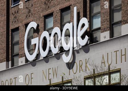 Google Signage auf der Außenseite des New York City Bürogebäudes des Unternehmens, Manhattan, USA Stockfoto