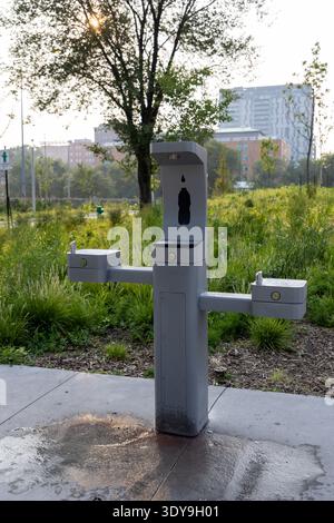 Öffentlicher Trinkwasserbrunnen mit Nachfüllstation für Flaschen im Stadtpark in Montreal, Kanada Stockfoto