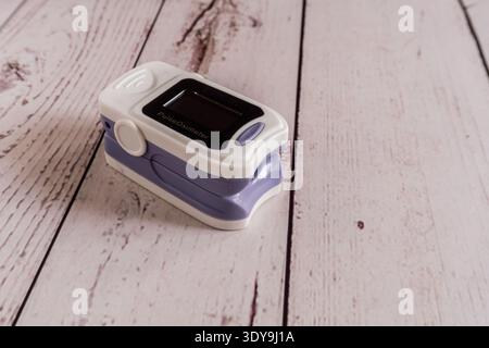 Isometrisches Pulsoxymeter. Blutsauerstoffsättigungssensor mit Herzfrequenzerkennung, isoliert auf weißem Hintergrund. Stockfoto