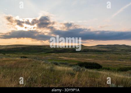 Eine ruhige Dämmerung zieht sich über die weite Prärie in der Nähe des Rock Creek Campground im Grasslands National Park, Saskatchewan. Stockfoto