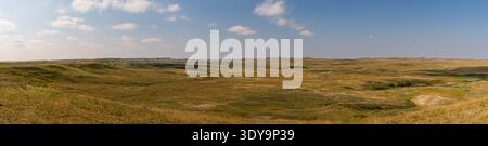 Im Grasslands National Park bietet sich ein weitläufiger Blick auf die Prärie Badlands bis zum Horizont. Stockfoto