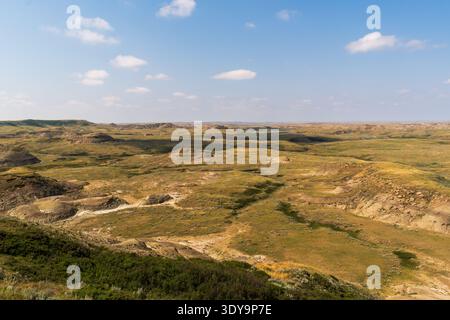 Im Grasslands National Park schlängeln sich scharfe Buttes und tiefe Coulees durch die Prärie-Badland-Landschaft. Stockfoto