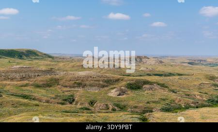 Bunte Sedimentschichten ragen auf den erodierten Hügeln und Graten des East Block of Grasslands National Park hervor. Stockfoto