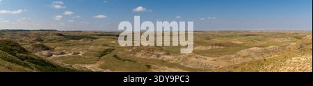 Die Prairie Badlands Landschaft des Grasslands National Park öffnet sich zu einem breiten Blick auf zerklüftete Badlands mit mehrschichtigen Erdtönen und geformten Formationen Stockfoto