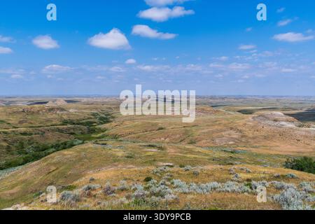 Die Badlands des Grasslands National Park erstrahlen in natürlicher Farbe, wo erodierte Buttes Sedimentbänder zeigen, die von Jahrhunderten Wind und Wasser geformt wurden. Stockfoto