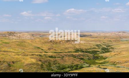 Die Badlands des Grasslands National Park zeigen auffällige Farbschichten auf ihren erodierten Steinen und Sedimenten, die einen lebendigen Wandteppich aus Stein und Sediment bilden. Stockfoto