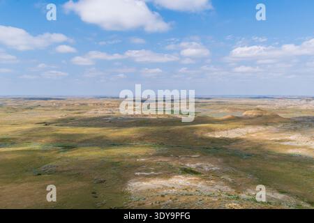 Die Badlands des Grassland-Nationalparks zeigen kühne Sedimentschichten an ihren erodierten Hängen, die durch die Klarheit des Präriehimmels hervorgehoben werden. Stockfoto
