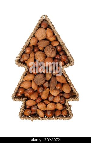 Weihnachtsbaum-Korb mit Nüssen isoliert auf weiß Stockfoto