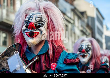 Basel, Schweiz - 25. März 2026: Karnevalsteilnehmer mit Maske und Kostüm im Clown-Stil während der Basler Fasnacht-Parade Stockfoto
