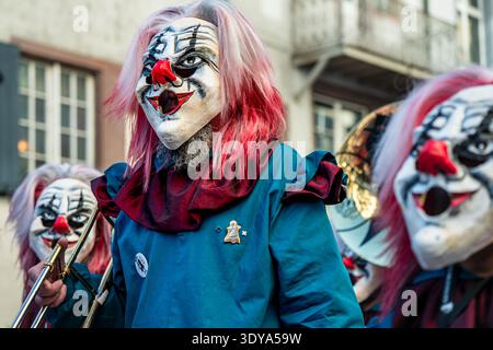 Basel, Schweiz - 25. März 2026: Karnevalsteilnehmer mit Maske und Kostüm im Clown-Stil während der Basler Fasnacht-Parade Stockfoto