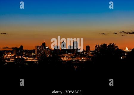 St. Paul, MN, USA - 5. September 2021: Silhouette der Skyline von Saint Paul während der blauen Stunde in Minnesota. Stockfoto