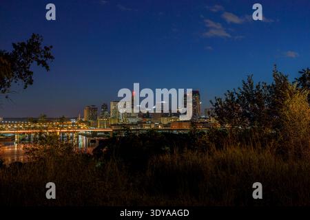 St. Paul, MN, USA - 5. September 2021: Skyline der Innenstadt von Saint Paul bei Sonnenuntergang während der blauen Stunde im Sommer, Minnesota, USA. Stockfoto