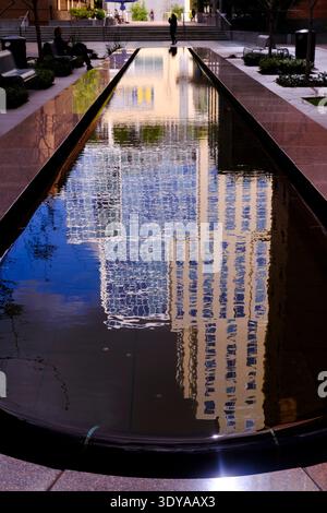 Frank Gehry Grand Avenue Project reflektiert im California Plaza Water Court, Los Angeles, Kalifornien, USA Stockfoto