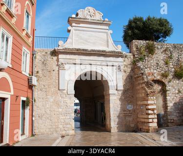 Historisches Steintor Eingang der Altstadt in Zadar, Kroatien. Das im 16. Jahrhundert erbaute Renaissancetor diente als Haupteingang. Stockfoto