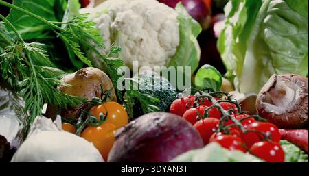 Frisches Gemüse und Kräuter auf einem Tisch zum Kochen oder Zubereiten in der Küche Stockfoto
