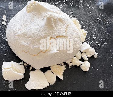 Broken Vegan Aquafaba-Meringues (Ohne Ei) Stockfoto